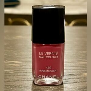 Chanel Le Vernis Nail Colour in the shade 489 Rose Insolent